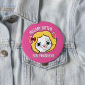 Badge Rond 10 Cm Hillary Kitten pour le président (En situation)