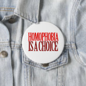 BADGE ROND 10 CM HOMOPHOBIE EST UN CHOIX (En situation)