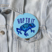 Badge Rond 10 Cm Hop To It Blue Frog (En situation)
