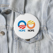 Badge Rond 10 Cm Hope and Nope — Anti-Trump Design - (En situation)