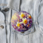 Badge Rond 10 Cm Impressionniste Daffodil Floral Purple Personnalis (En situation)