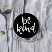 Badge Rond 10 Cm Inspiré soyez aimable (En situation)