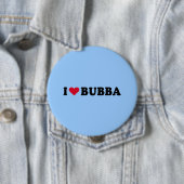 BADGE ROND 10 CM J'AIME BUBBA (En situation)