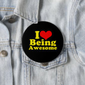 BADGE ROND 10 CM J'AIME ÊTRE INCROYABLE (2) (En situation)
