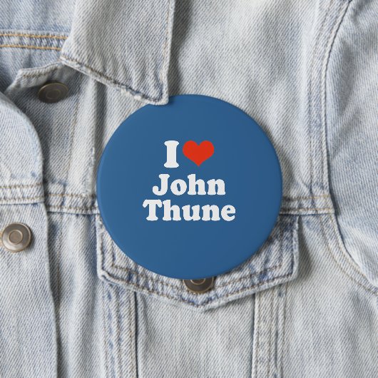 BADGE ROND 10 CM J'AIME JOHN THUNE (En situation)
