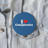 BADGE ROND 10 CM J'AIME LES CONSPIRATIONS - .PNG (En situation)