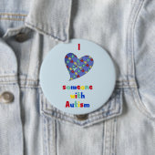 Badge Rond 10 Cm J'Aime Quelqu'Un Avec Le Bouton Autisme (En situation)