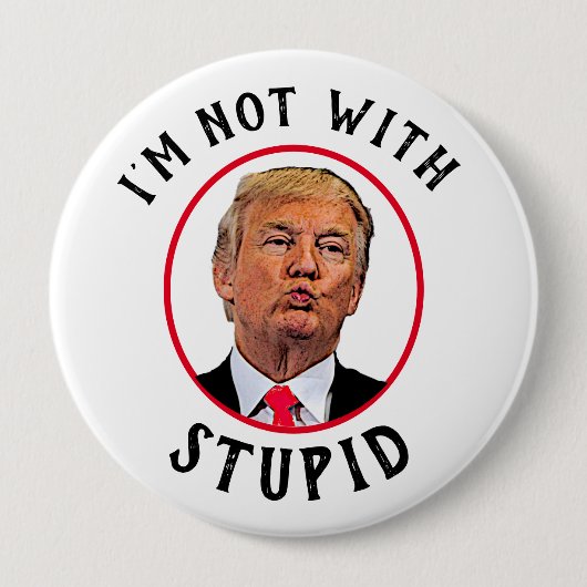 Badge Rond 10 Cm Je ne suis pas avec Trump stupide (Devant)