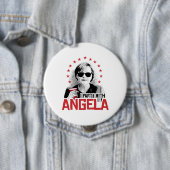 Badge Rond 10 Cm Je Party avec Angela - - (En situation)