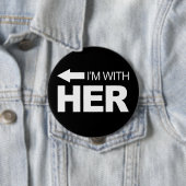 Badge Rond 10 Cm Je suis avec elle (à gauche) -.png (En situation)