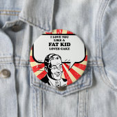 BADGE ROND 10 CM JE T'AIME COMME UN PETIT GÂTEAU DE GRANDE TAILLE. (En situation)