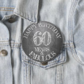 Badge Rond 10 Cm Joyeux anniversaire - 60 ans & Fabuleux en chalkbo (En situation)