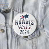 Badge Rond 10 Cm Kamala Harris et Tim Walz 2024 (En situation)