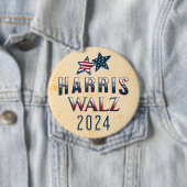Badge Rond 10 Cm Kamala Harris et Tim Walz 2024 (En situation)