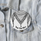 Badge Rond 10 Cm Keffiyeh Écharpe palestinienne tissu traditionnel (En situation)