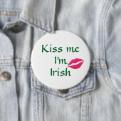Badge Rond 10 Cm Kiss Me Je suis Irish Button (En situation)