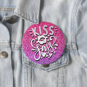 BADGE ROND 10 CM KISS MON SASS PARTIES SCINTILLANT PERSONNALISÉE TY (En situation)