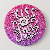 BADGE ROND 10 CM KISS MON SASS PARTIES SCINTILLANT PERSONNALISÉE TY (Devant)