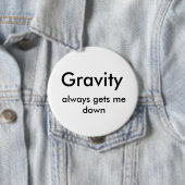 Badge Rond 10 Cm La gravité, me descend toujours (En situation)