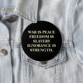 Badge Rond 10 Cm La guerre est paix (En situation)