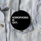 BADGE ROND 10 CM LA HOMOPHOBIE EST GAIE (En situation)