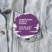 BADGE ROND 10 CM LA HOMOPHOBIE N'EST PAS UNE PHOBIE (En situation)