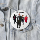 Badge Rond 10 Cm La vie est étrange... (En situation)