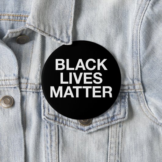 Badge Rond 10 Cm La vie noire importe (En situation)