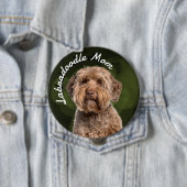 Badge Rond 10 Cm Labradoodle Maman avec arrière - plan vert (En situation)