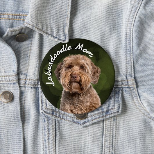 Badge Rond 10 Cm Labradoodle Maman avec arrière - plan vert (En situation)