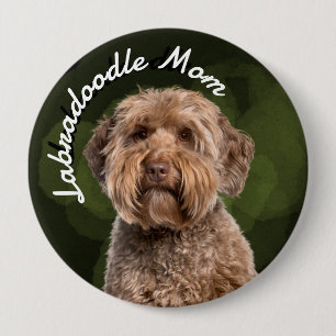 Badge Rond 10 Cm Labradoodle Maman avec arrière - plan vert