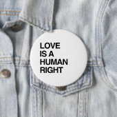 BADGE ROND 10 CM L'AMOUR EST UN DROIT HUMAIN (En situation)