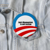 Badge Rond 10 Cm L'anti-obsamunisme n'est pas du racisme (En situation)