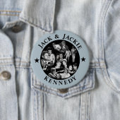 Badge Rond 10 Cm Le Kennedys : Jack et Jackie (En situation)