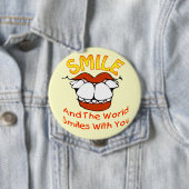 Badge Rond 10 Cm Le sourire et le monde sourit avec vous (En situation)