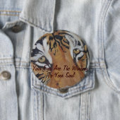 Badge Rond 10 Cm le tigre observe le bouton animal d'art de faune (En situation)