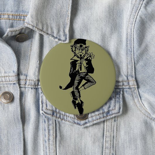 Badge Rond 10 Cm Leprechaun avec Flûte (En situation)