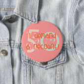 Badge Rond 10 Cm les cinquantième cadeaux d'anniversaire, j'exige (En situation)