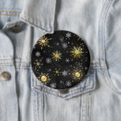 Badge Rond 10 Cm Les flocons dorés de Noël sur l'Arrière - plan noi (En situation)