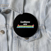 BADGE ROND 10 CM LES LESBIENS SONT INCONTOURNABLES (En situation)