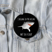 Badge Rond 10 Cm Les requins sauvent l'environnement de conservatio (En situation)