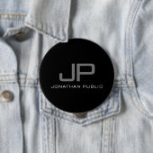 Badge Rond 10 Cm Lettre initiale Monogramme Nom Modèle noir Énorme (En situation)