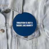 Badge Rond 10 Cm L'évolution n'est qu'une théorie comme la gravité (En situation)