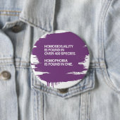 BADGE ROND 10 CM L'HOMOSEXUALITÉ EST TROUVÉE DANS 400 ESPÈCES (En situation)