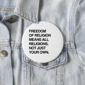 BADGE ROND 10 CM LIBERTÉ DE RELIGION SIGNIFIE TOUTES LES RELIGIONS (En situation)