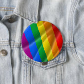 BADGE ROND 10 CM LIGNES ONDULEUSES DIAGONALE - DE GAY PRIDE FIERTÉ (En situation)