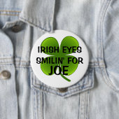 BADGE ROND 10 CM L'IRLANDAIS OBSERVE SMILIN POUR JOE (En situation)