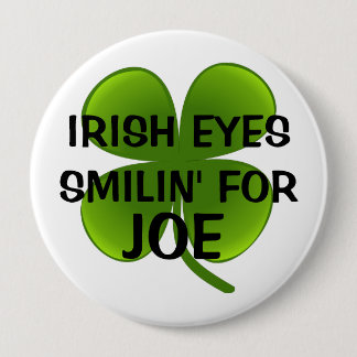 BADGE ROND 10 CM L'IRLANDAIS OBSERVE SMILIN POUR JOE