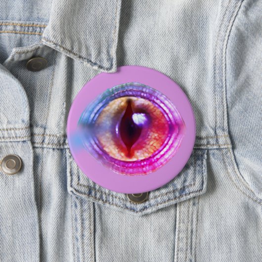 Badge Rond 10 Cm L'oeil du dragon d'Imaginaire violet enchanté (En situation)