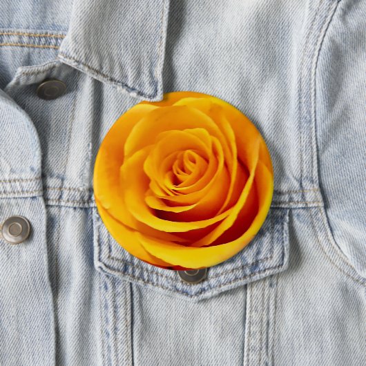 Badge Rond 10 Cm Macro rose jaune (En situation)